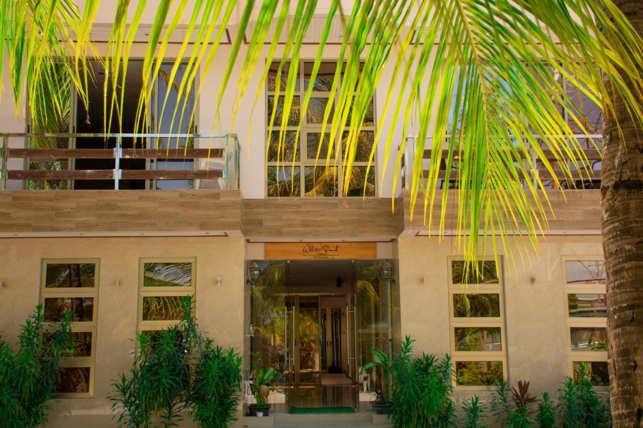 White Sand Lodge Maafushi Bagian luar foto
