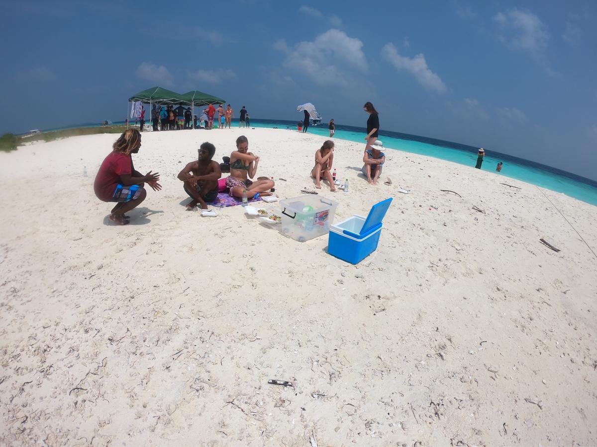 White Sand Lodge Maafushi Bagian luar foto