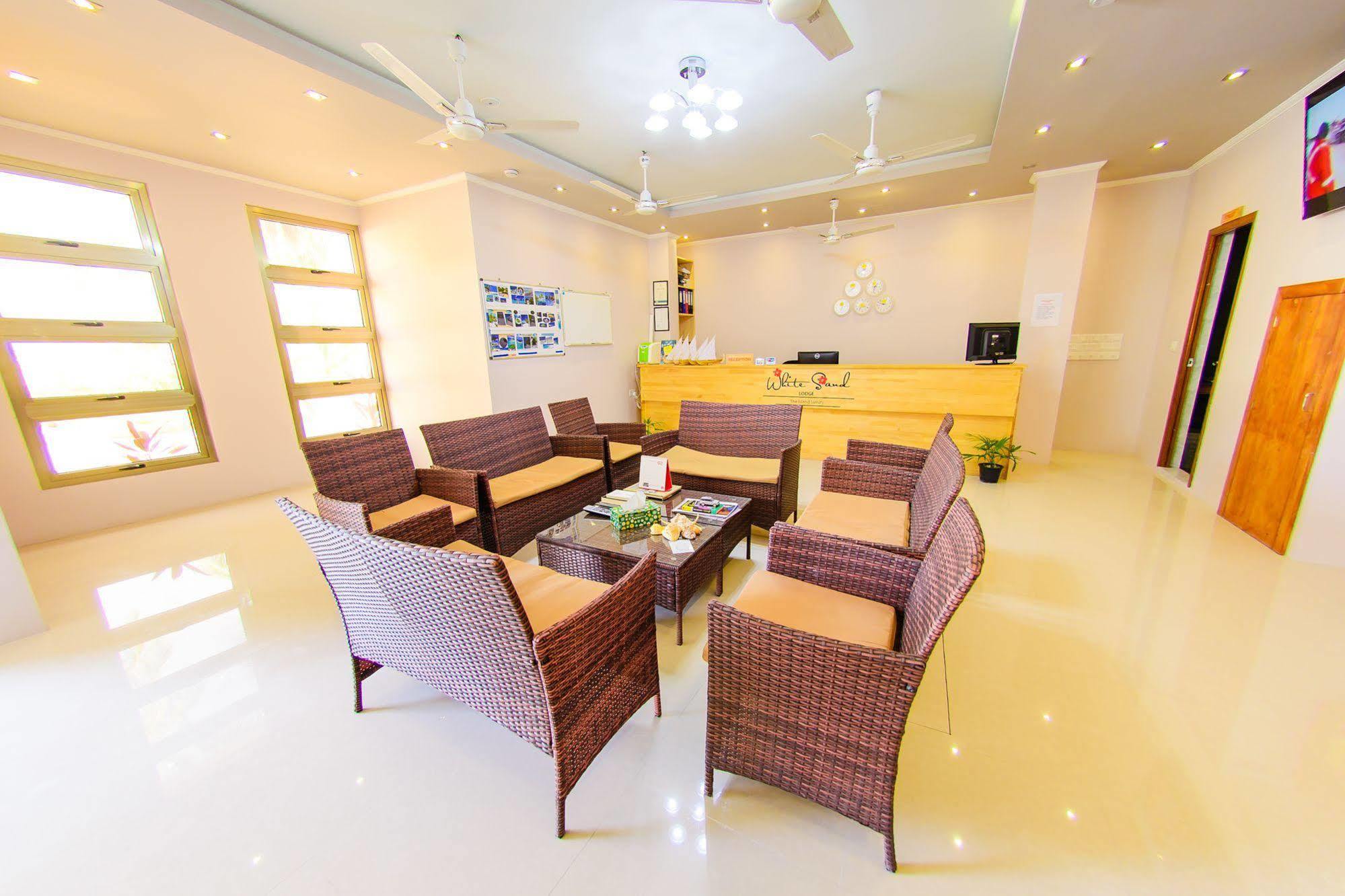 White Sand Lodge Maafushi Bagian luar foto