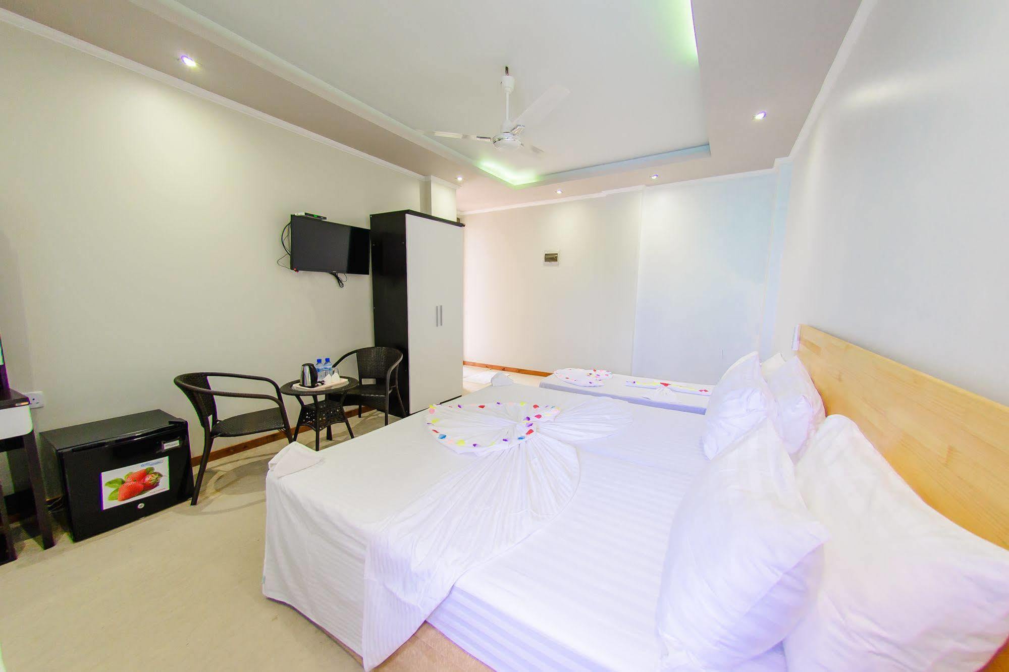 White Sand Lodge Maafushi Bagian luar foto
